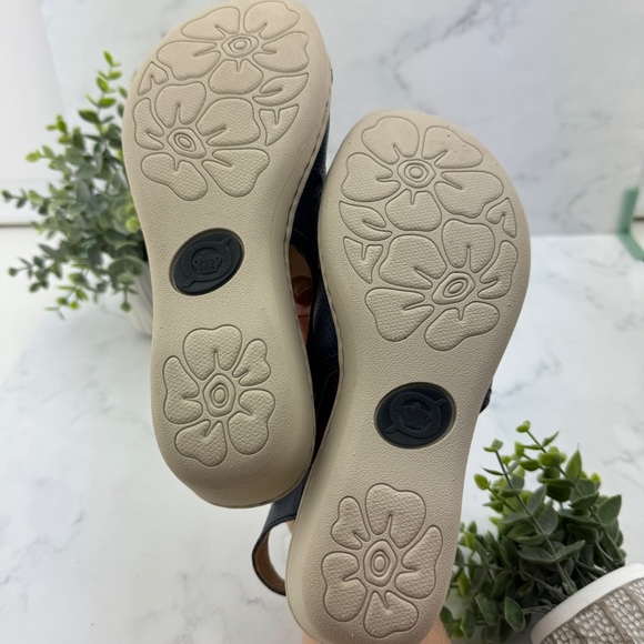 NWOT Born Comfy Navy Shoes Size 7 - Picture 6 of 7